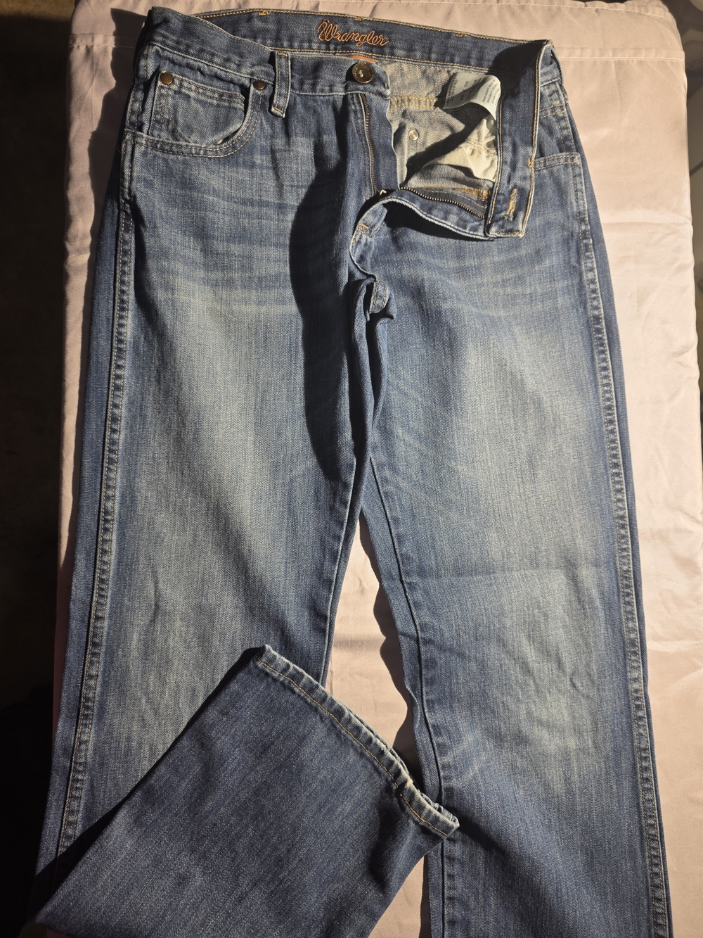 Wrangler Men's Light Blue Bootcut Jeans/Semi Light Wash